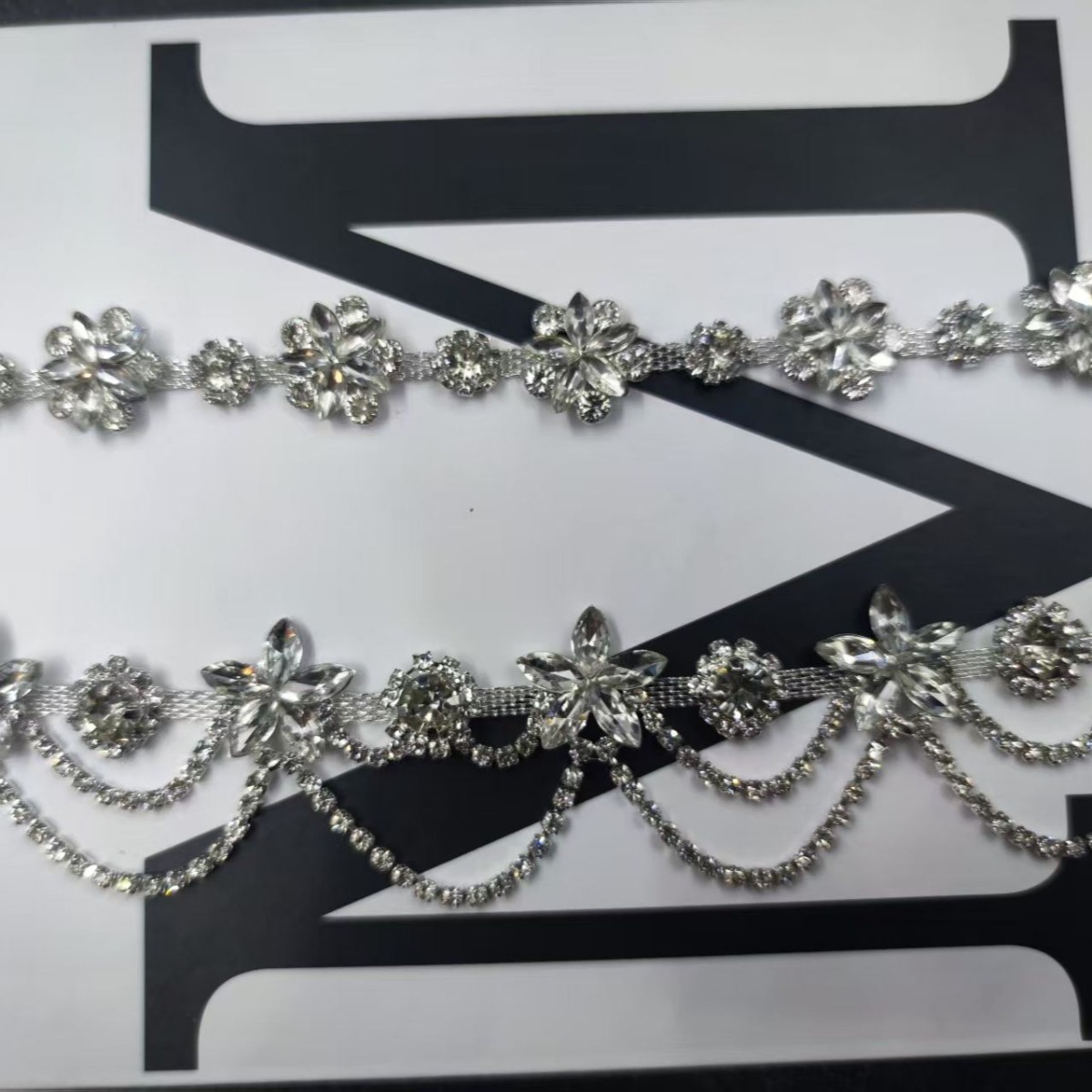 Dekoracja kostiumu scenicznego – Suit Supply Wedding Party recenzja i cena